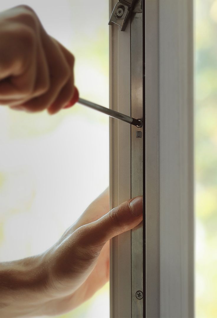Handwerkliche Arbeiten an einem Fenster