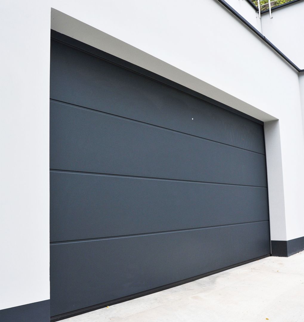 Eine Garage mit einem schwarzem Tor
